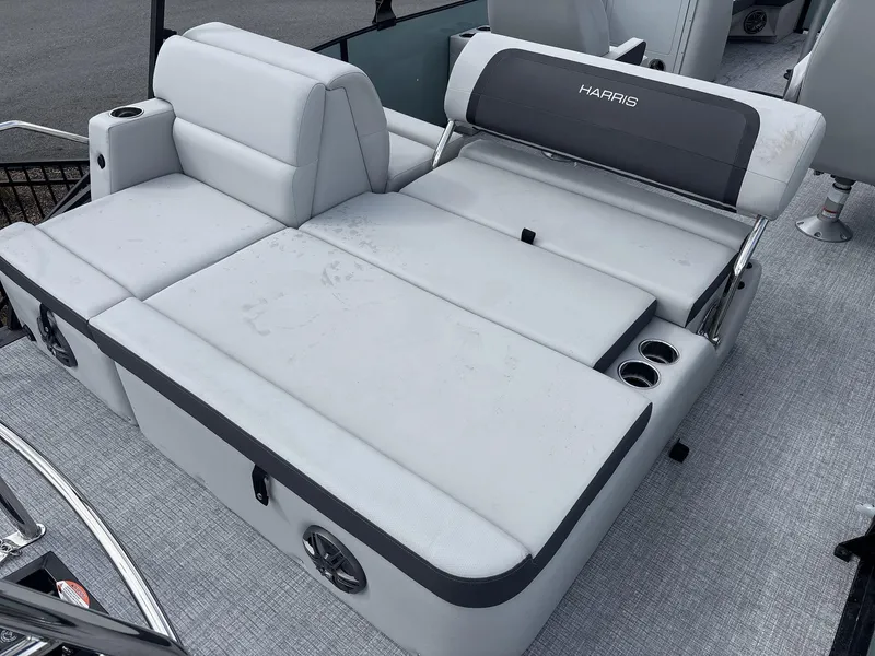 Slide: The Image of Harris Cruiser 230 2025 - 16