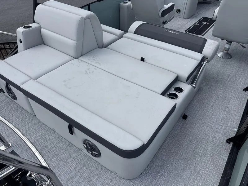 Slide: The Image of Harris Cruiser 230 2025 - 17