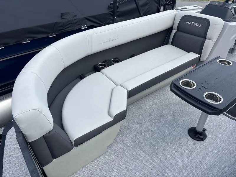 Slide: The Image of Harris Cruiser 230 2025 - 9