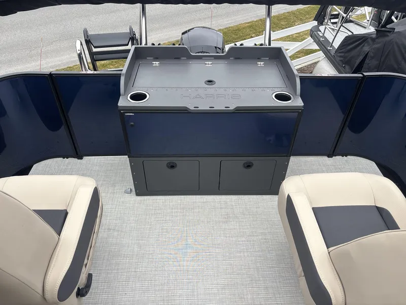 Slide: The Image of Harris Cruiser 230 2025 - 15