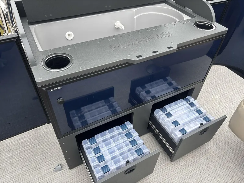 Slide: The Image of Harris Cruiser 230 2025 - 16