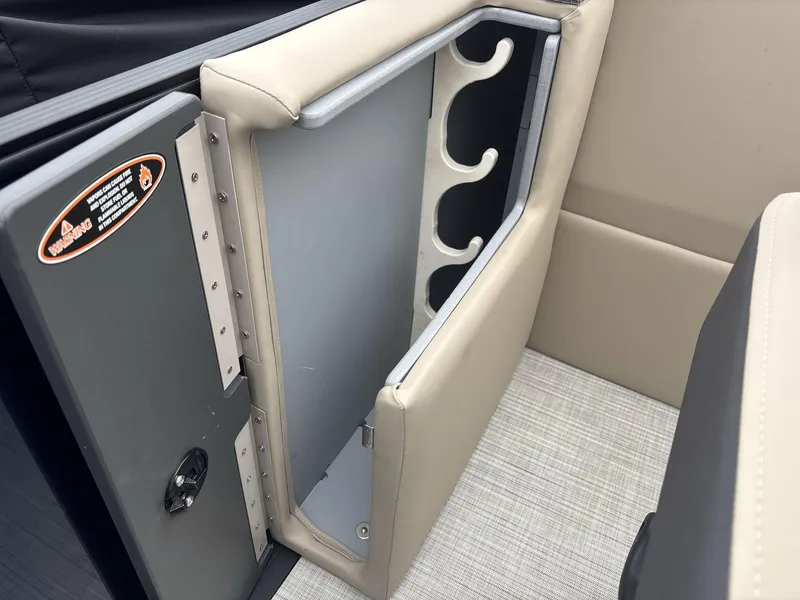 Slide: The Image of Harris Cruiser 230 2025 - 17