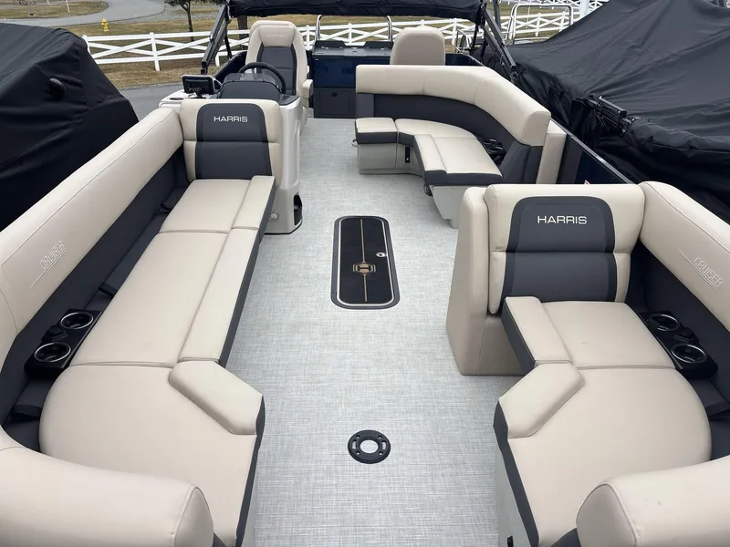 Slide: The Image of Harris Cruiser 230 2025 - 6