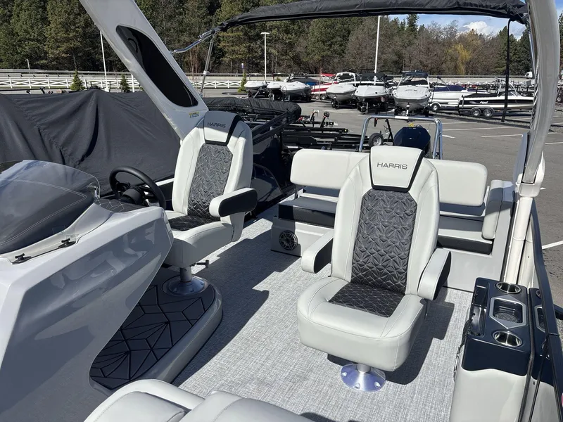 Slide: The Image of Harris Grand Mariner 250 2025 - 10