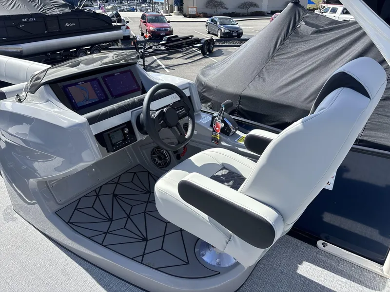 Slide: The Image of Harris Grand Mariner 250 2025 - 11