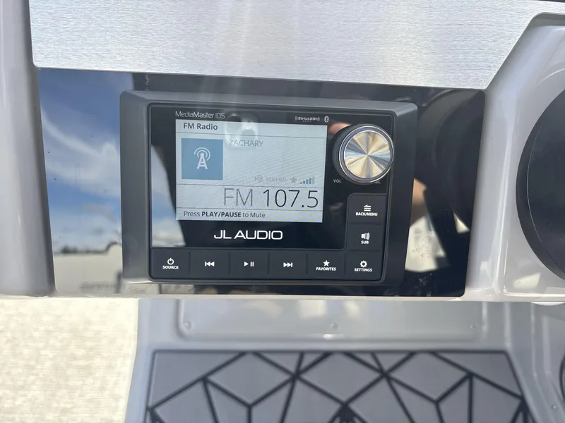 Slide: The Image of Harris Grand Mariner 250 2025 - 14