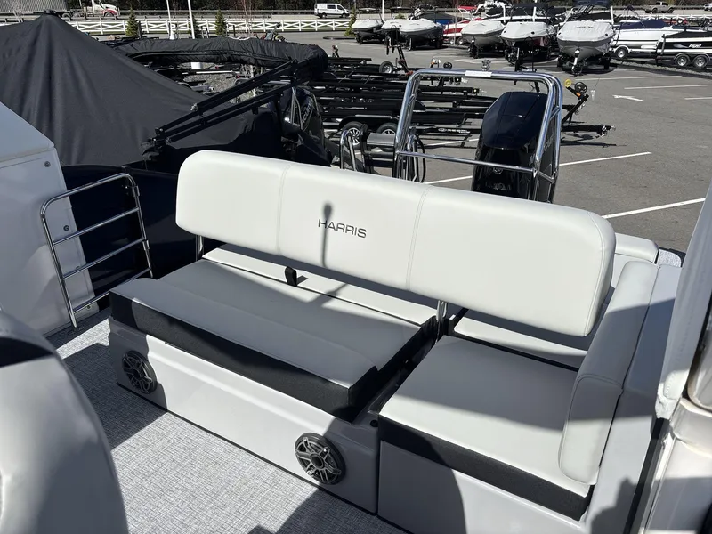 Slide: The Image of Harris Grand Mariner 250 2025 - 15