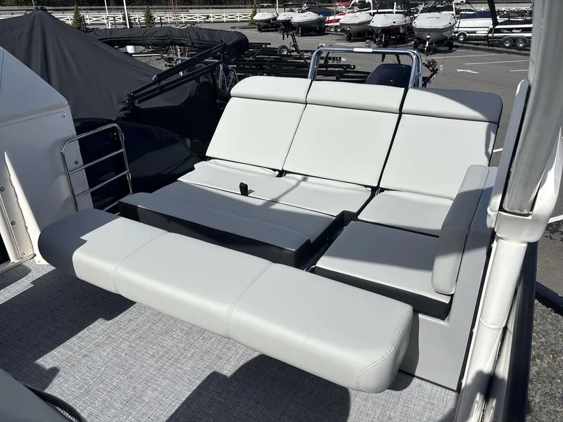 Slide: The Image of Harris Grand Mariner 250 2025 - 16