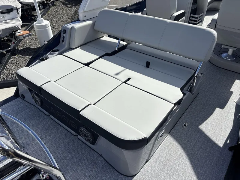 Slide: The Image of Harris Grand Mariner 250 2025 - 17