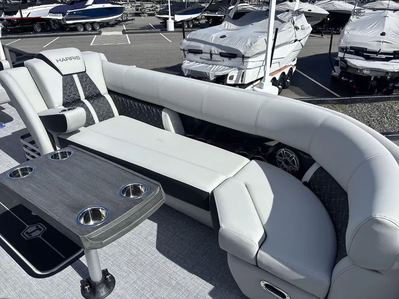 Slide: The Image of Harris Grand Mariner 250 2025 - 8