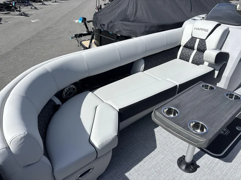 Slide: The Image of Harris Grand Mariner 250 2025 - 9