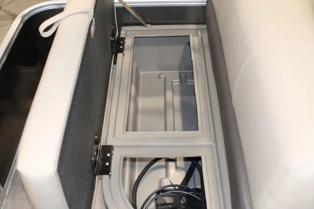 Slide: The Image of Sun Tracker Party Barge 18 DLX 2025 - 15