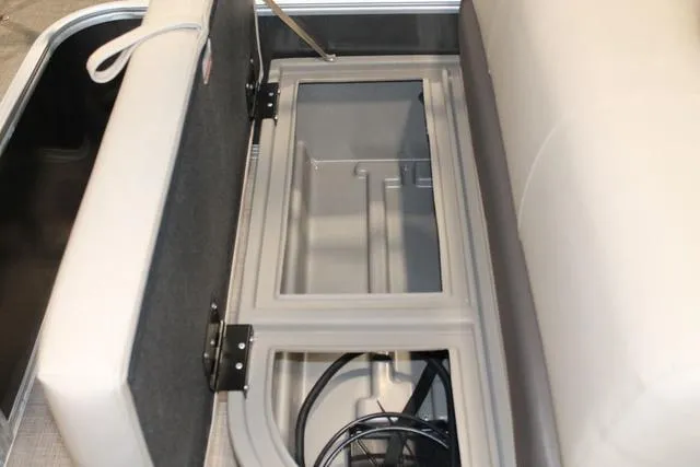 Slide: The Image of Sun Tracker Party Barge 18 DLX 2025 - 4