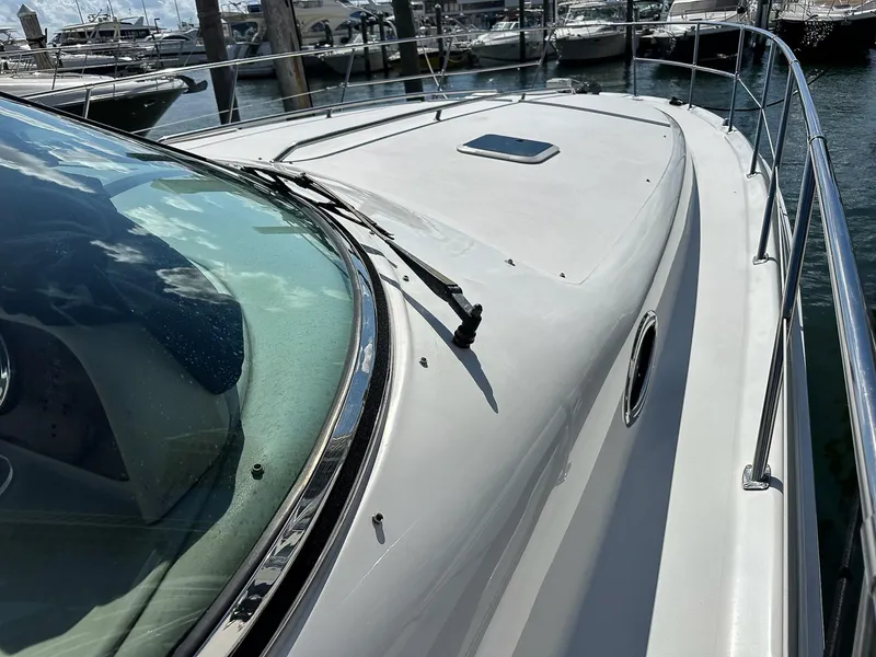 Slide: The Image of 1999 Sea Ray 400 Sundancer yacht deck with marina background. - 22