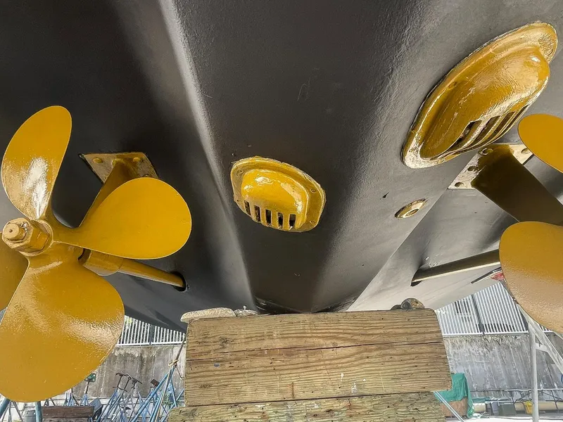 Slide: The Image of Underwater view of 1999 Sea Ray 400 Sundancer's propellers and hull. - 33