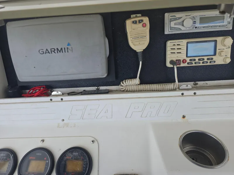 Slide: The Image of 2005 Sea Pro 270 Center Console dashboard with Garmin GPS and marine radio equipment. - 11