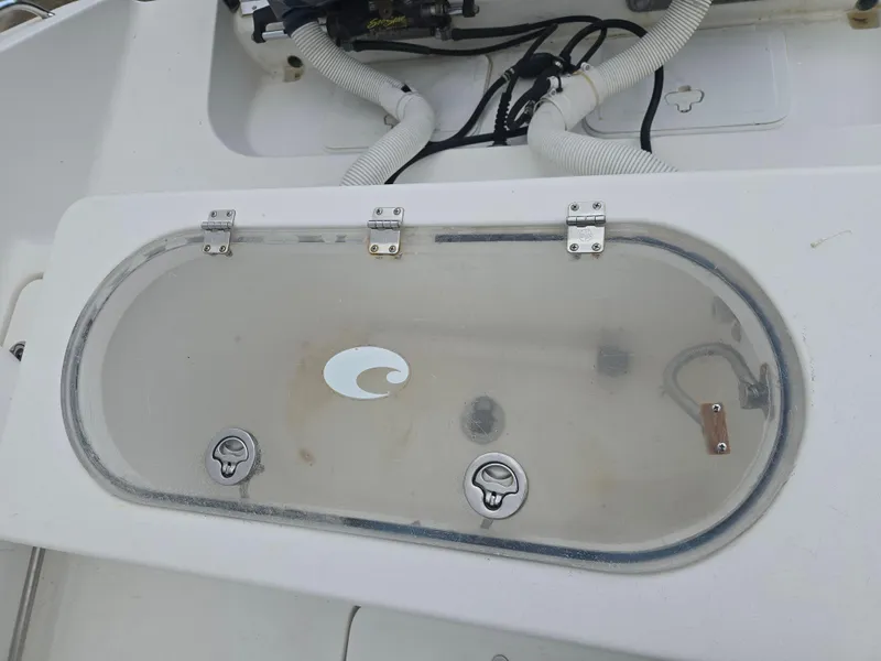 Slide: The Image of Livewell on 2005 Sea Pro 270 Center Console boat, featuring clear lid and latches. - 9