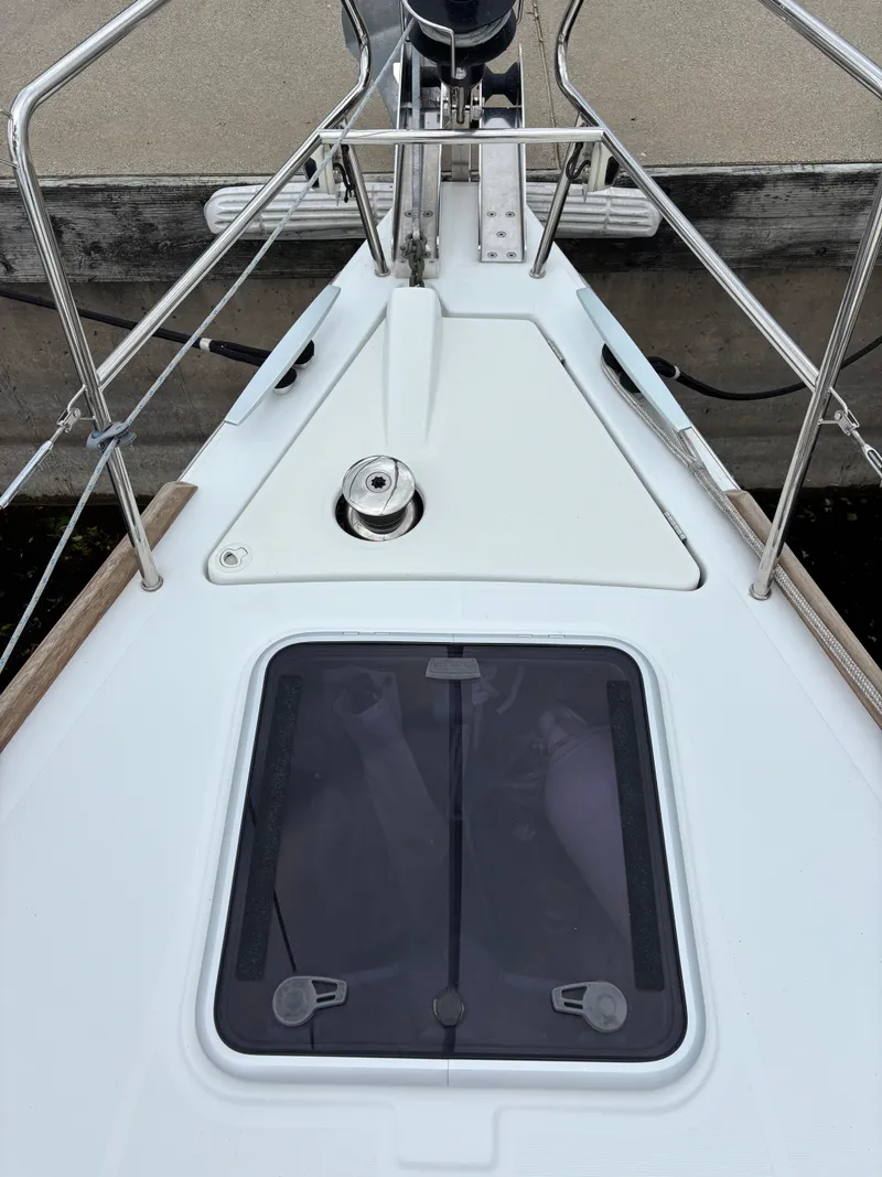 Slide: The Image of Bow of 2018 Beneteau Oceanis 45 sailboat with hatch and winch. - 28