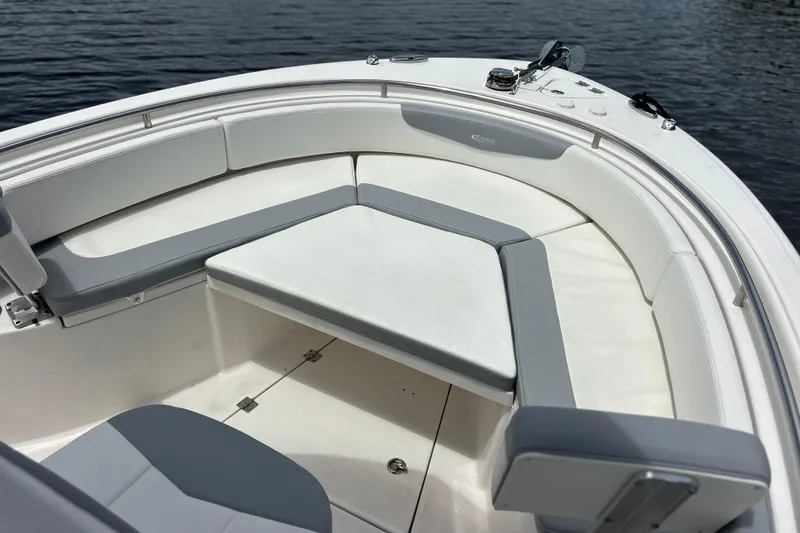 Slide: The Image of Robalo R242 Center Console 2022 - 10