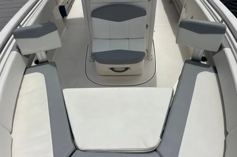 Slide: The Image of Robalo R242 Center Console 2022 - 14