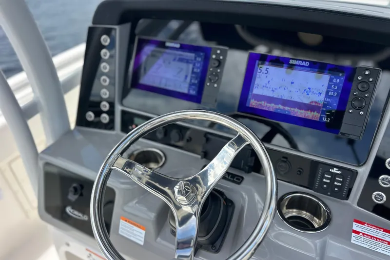 Slide: The Image of Robalo R242 Center Console 2022 - 9