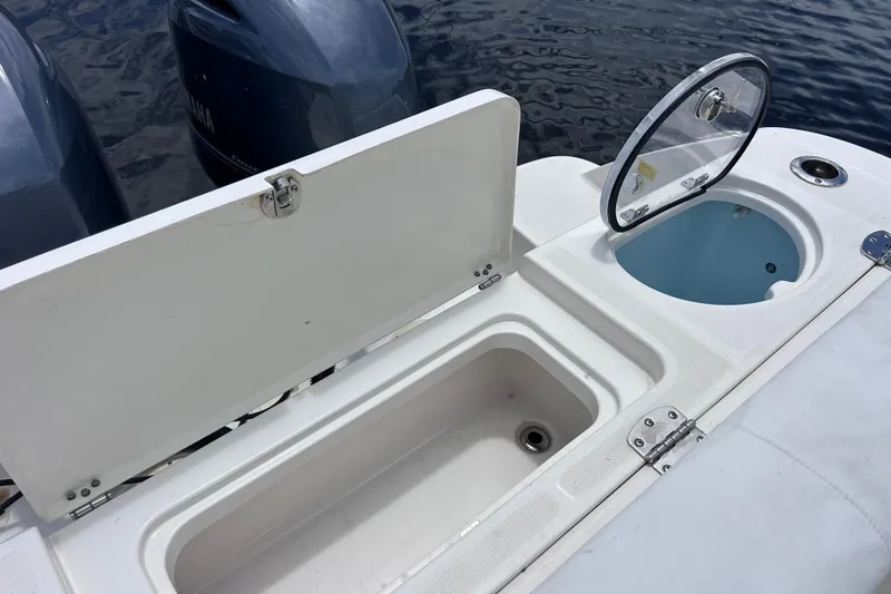 Slide: The Image of Robalo R242 Center Console 2022 - 16