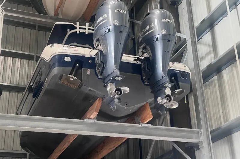 Slide: The Image of Robalo R242 Center Console 2022 - 4