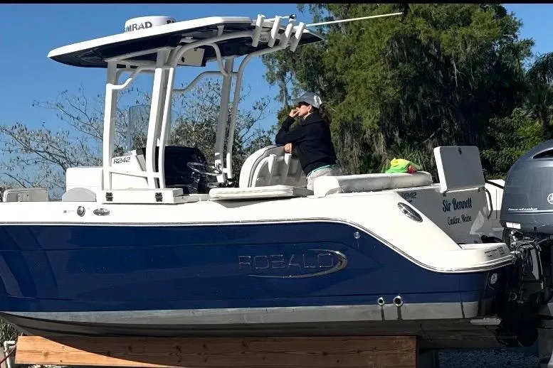 Slide: The Image of Robalo R242 Center Console 2022 - 3