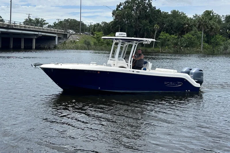 The Image of Robalo R242 Center Console 2022 - 0