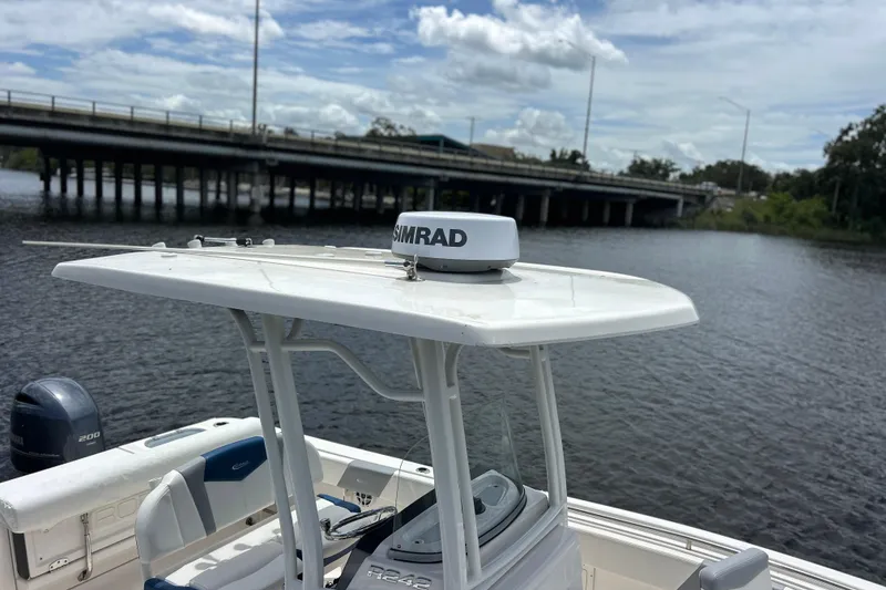 Slide: The Image of Robalo R242 Center Console 2022 - 6