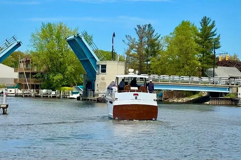 Slide: The Image of Stern view underway - 5