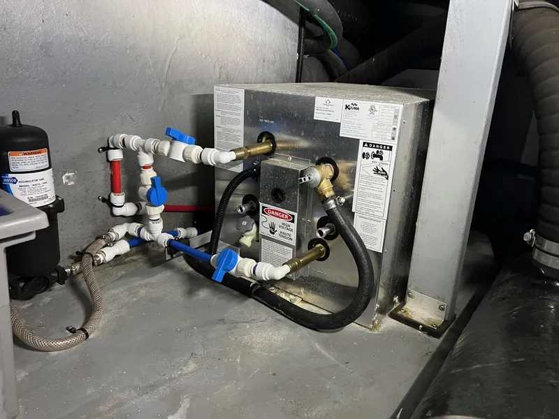 Slide: The Image of Sea Ray 410 Express Cruiser - 32