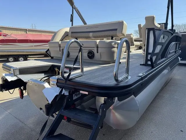 Slide: The Image of Bennington M Cruise 24 ML 2025 - 10