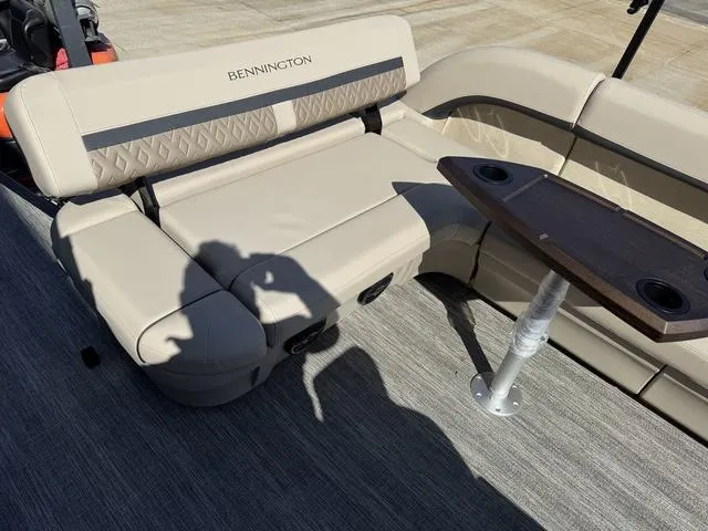 Slide: The Image of Bennington M Cruise 24 ML 2025 - 13