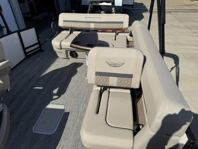 Slide: The Image of Bennington M Cruise 24 ML 2025 - 14