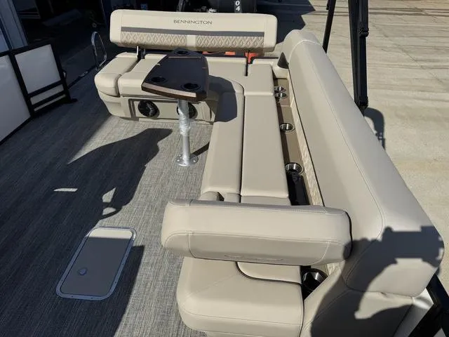 Slide: The Image of Bennington M Cruise 24 ML 2025 - 15