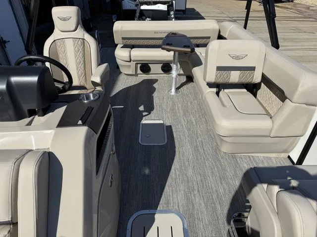 Slide: The Image of Bennington M Cruise 24 ML 2025 - 17