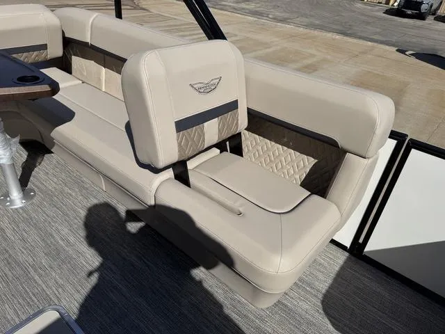 Slide: The Image of Bennington M Cruise 24 ML 2025 - 18