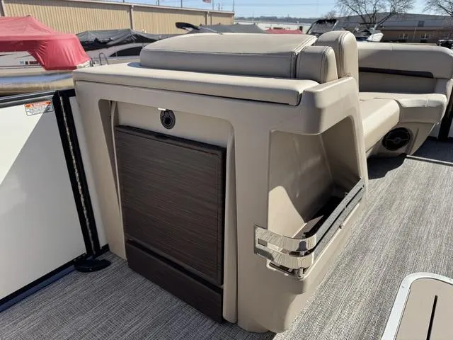 Slide: The Image of Bennington M Cruise 24 ML 2025 - 19