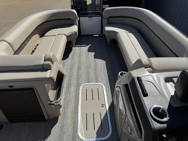 Slide: The Image of Bennington M Cruise 24 ML 2025 - 21