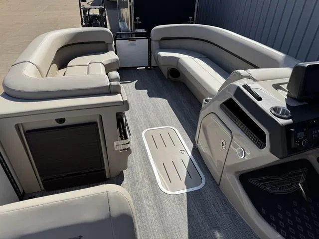 Slide: The Image of Bennington M Cruise 24 ML 2025 - 22