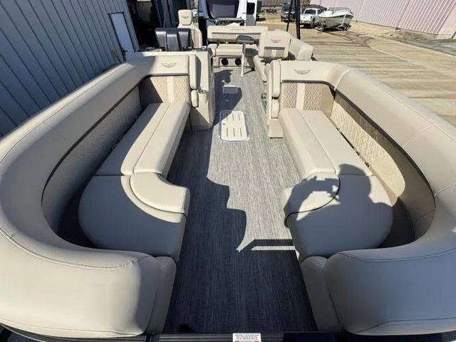 Slide: The Image of Bennington M Cruise 24 ML 2025 - 24