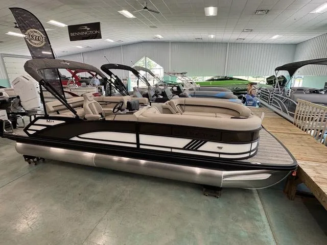 Slide: The Image of Bennington M Cruise 24 ML 2025 - 4