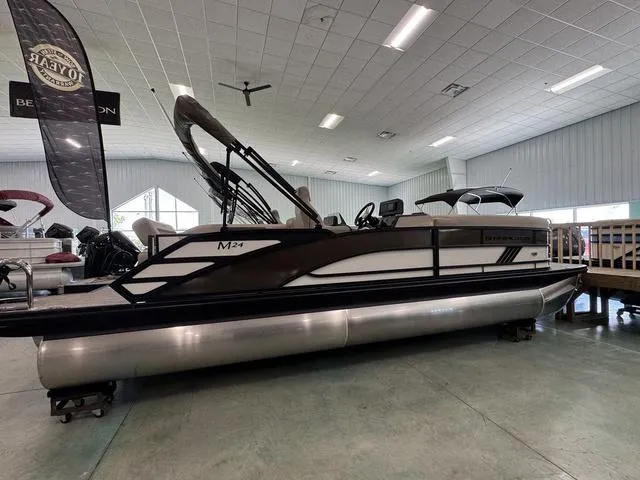 Slide: The Image of Bennington M Cruise 24 ML 2025 - 5