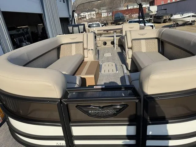 Slide: The Image of Bennington M Cruise 24 ML 2025 - 7