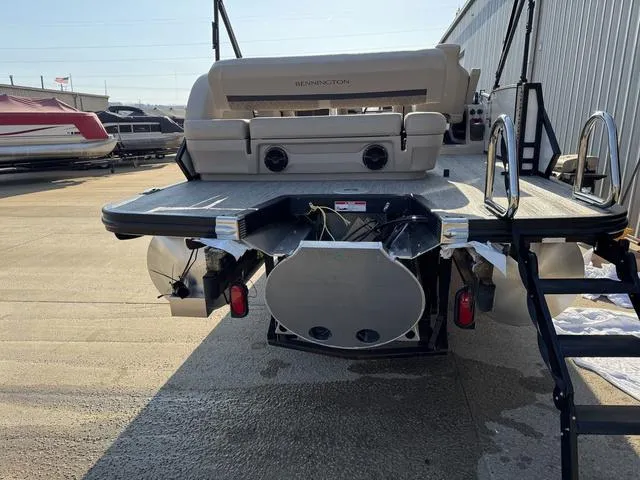 Slide: The Image of Bennington M Cruise 24 ML 2025 - 9