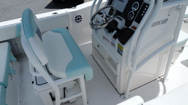 Slide: The Image of Robalo R202 Explorer 2025 - 12