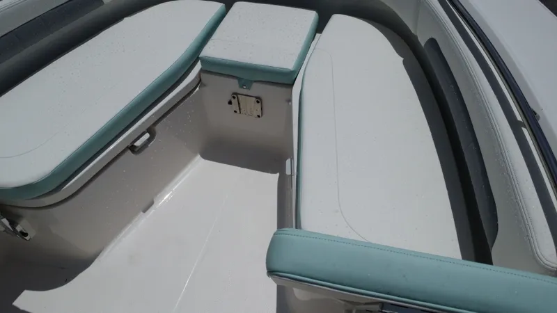 Slide: The Image of Robalo R202 Explorer 2025 - 14