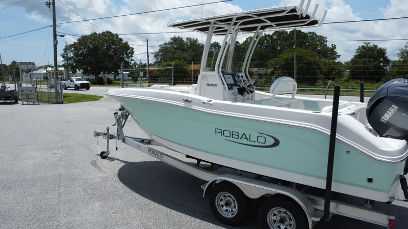 Slide: The Image of Robalo R202 Explorer 2025 - 15