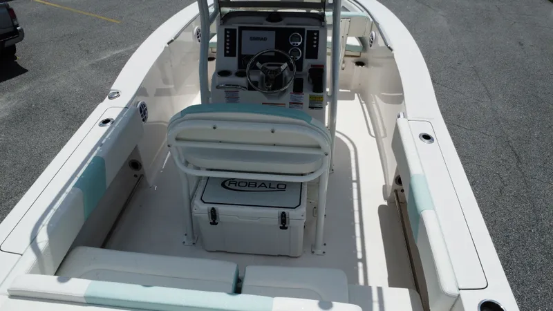 Slide: The Image of Robalo R202 Explorer 2025 - 6